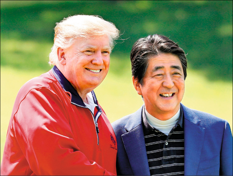 二○一九年五月二十六日，时任日本首相安倍晋三与来访的美国总统川普在千叶县球场打高尔夫。（法新社）(photo:LTN)