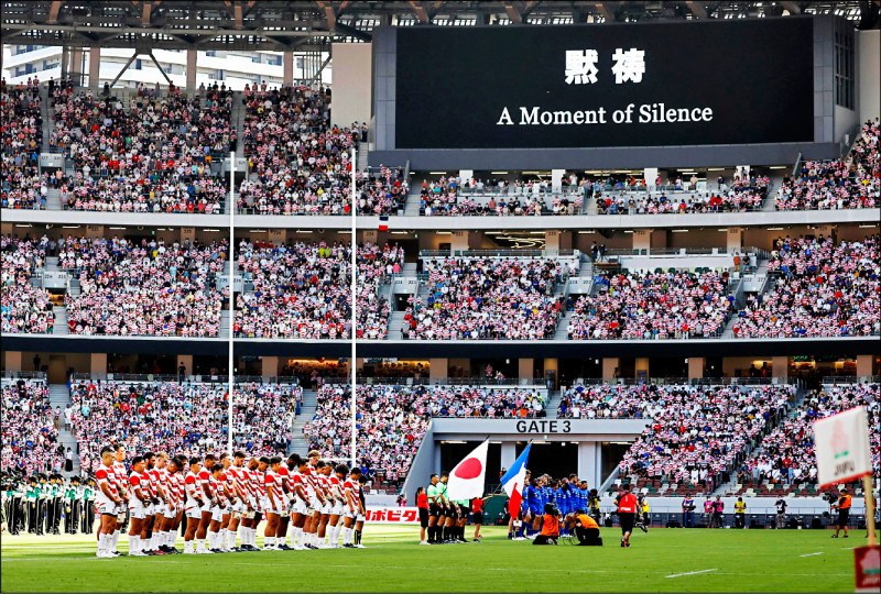 九日在东京举行的日本、法国橄榄球友谊赛，赛前全场为安倍晋三遇刺身亡默哀。（美联社）(photo:LTN)