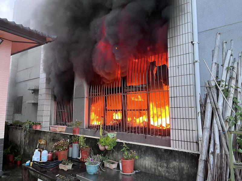 善化警分局原東昌派出所廳舍發生火警，消防隊灌救。（民眾提供）