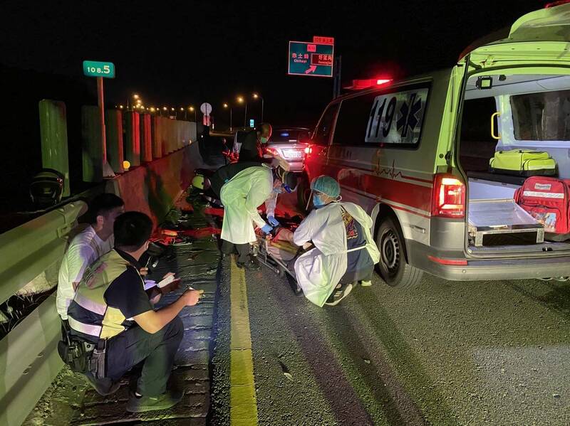 機車騎士好望角賞景後逆向誤闖西濱快車道車禍骨折，原來是導航走錯路。（記者蔡政珉翻攝）