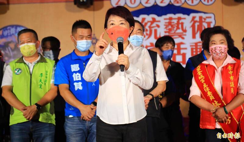 台中市長盧秀燕（中）今晚出席在大里金城宮舉辦的「台中市傳統藝術巡演活動」，對於蔡其昌民調黃金交叉的說法，市府表示，希望各界把心思放在服務市民需求和爭取建設上，在各自崗位上攜手合作。（記者陳建志攝）