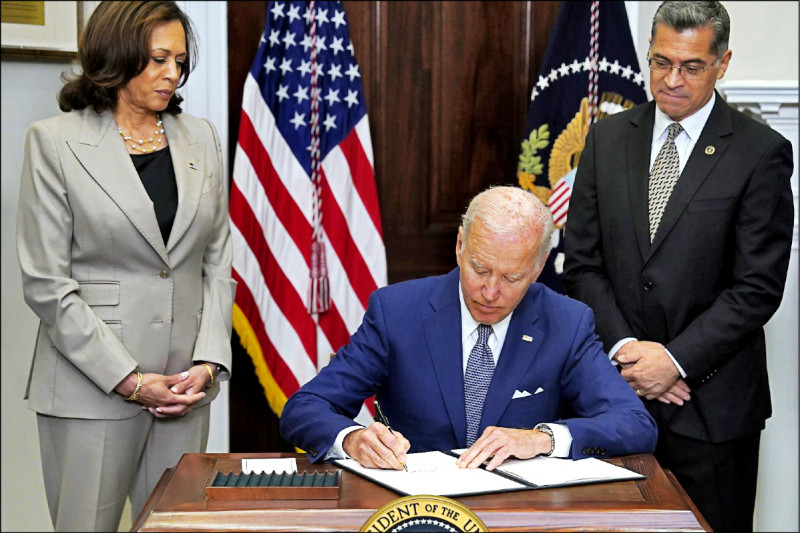 美国总统拜登（中）八日签署行政命令，保障美国妇女取得终止妊娠的相关医疗照护服务，副总统贺锦丽（左）与卫生部长贝塞拉（右）在旁见证。（彭博）(photo:LTN)