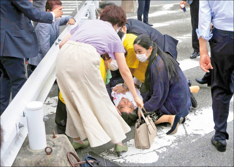 圖為中槍後的安倍倒臥地上，白襯衫上滲出鮮血。（路透）