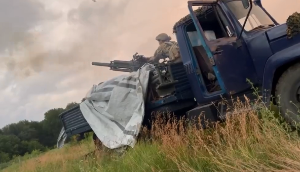 画面中可见乌军将一门2B9 Vasilek 82mm迫击砲装在一辆民用卡车上射击。（图撷取自推特）(photo:LTN)