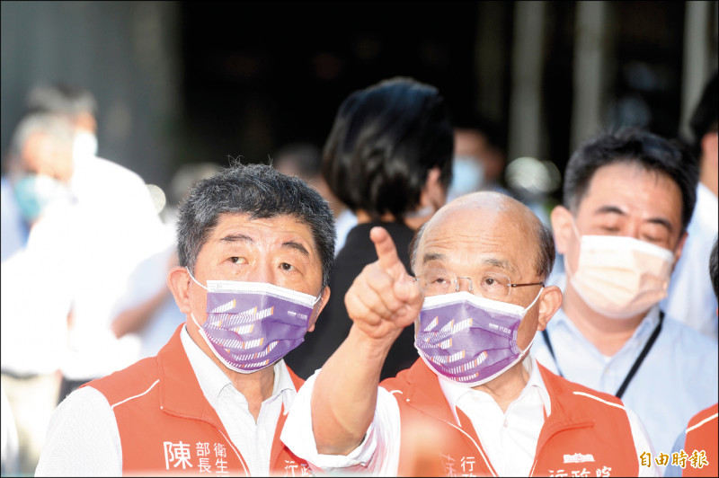 行政院長蘇貞昌（右）、衛福部長陳時中（左）昨視察中央興辦文山景美社會住宅預定地，兩人頻頻互動。（記者叢昌瑾攝）