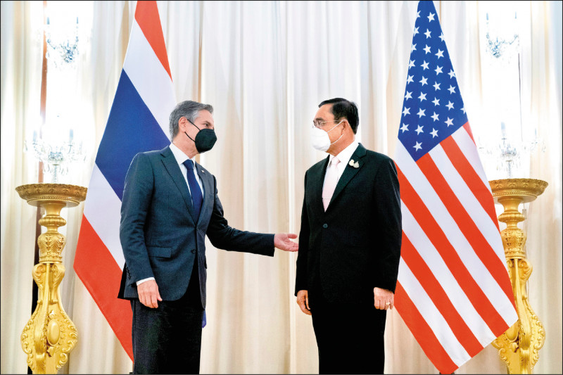 美国国务卿布林肯（左）十日在曼谷会见泰国总理帕拉育（右），双方签署加强战略合作的协议，为美国推进「印太政策」增添动力。（美联社）(photo:LTN)
