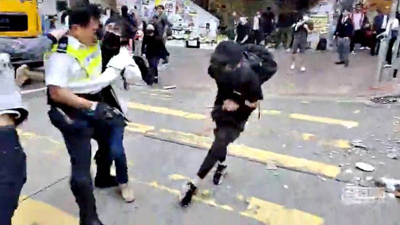 联合国人权事务委员会审议香港政府执行人权条约现况，对《香港国安法》立法过程提出质疑，，直指2019年「反送中」抗争期间港警过度施暴等情况。图为2019年11月11日，香港警察在西湾河向香港专业教育学院柴湾分校男学生周柏均开枪。（路透档案照）(photo:LTN)
