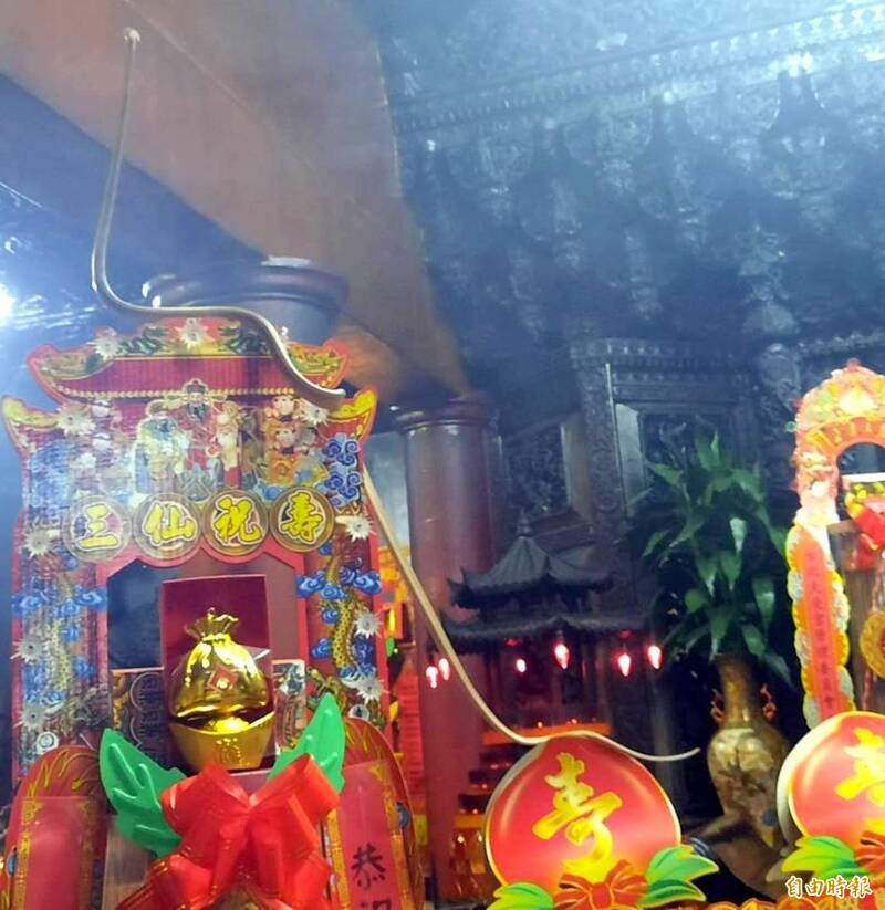 靈蛇贈禮？連43年端午南投天受宮報到 今年離去留200公分「龍衣」