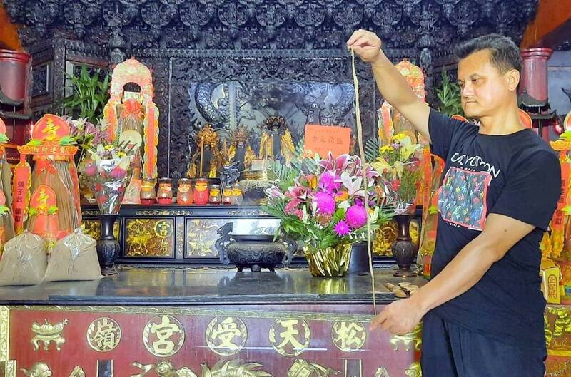 靈蛇贈禮？連43年端午南投天受宮報到 今年離去留200公分「龍衣」