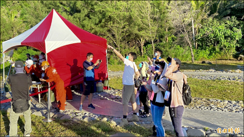 火箭順利升空，現場團隊及觀看民眾十分振奮。（記者蔡宗憲攝）