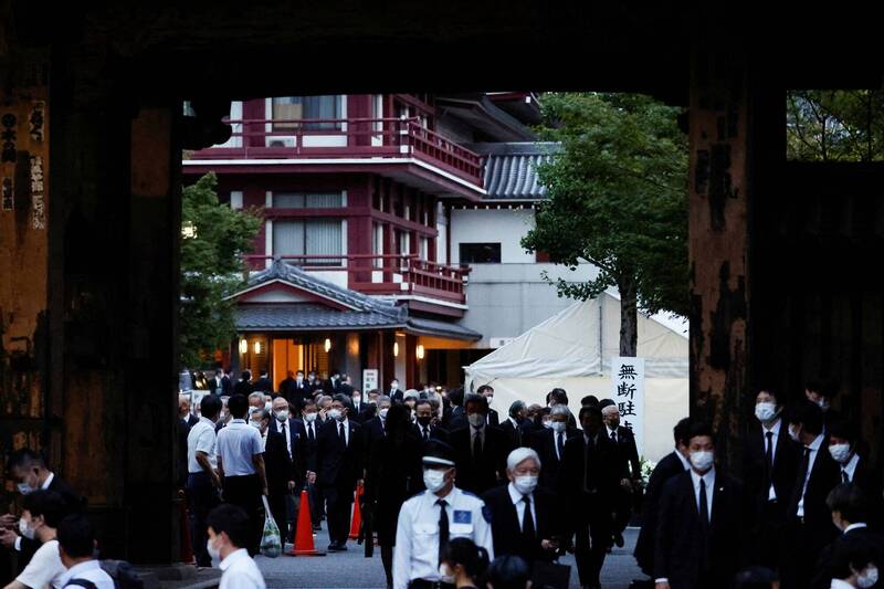 安倍的遗体移往东京增上寺，今晚举行守灵仪式，不少官员都到场致意。（路透）(photo:LTN)