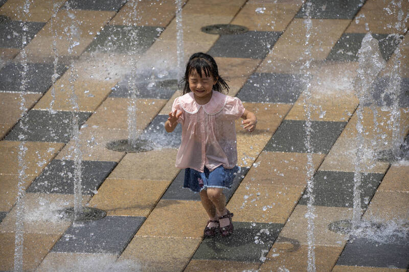 中国数个城市连日出现摄氏40度高温，图为小女孩炎夏中戏水。（美联社）(photo:LTN)