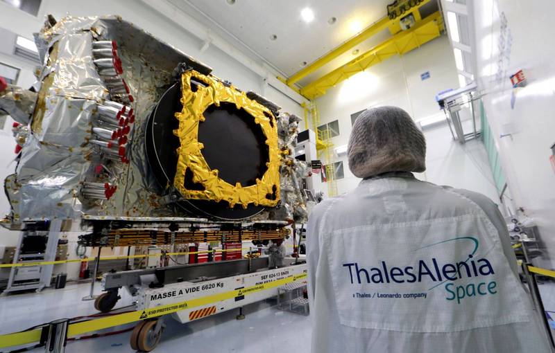 泰雷兹集团的泰雷兹阿莱尼亚航太公司（Thales Alenia Space）在法国坎城的卫星工厂，此照片拍摄于2019年11月，画面中这枚通讯卫星将运往法属圭亚那太空中心发射升空。（路透资料照）(photo:LTN)