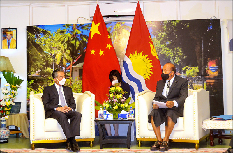 吉里巴斯宣布退出太平洋岛国论坛，重创南太平洋区域团结。图为中国外交部长王毅五月会晤吉里巴斯总统马茂（右）。（美联社档案照）(photo:LTN)