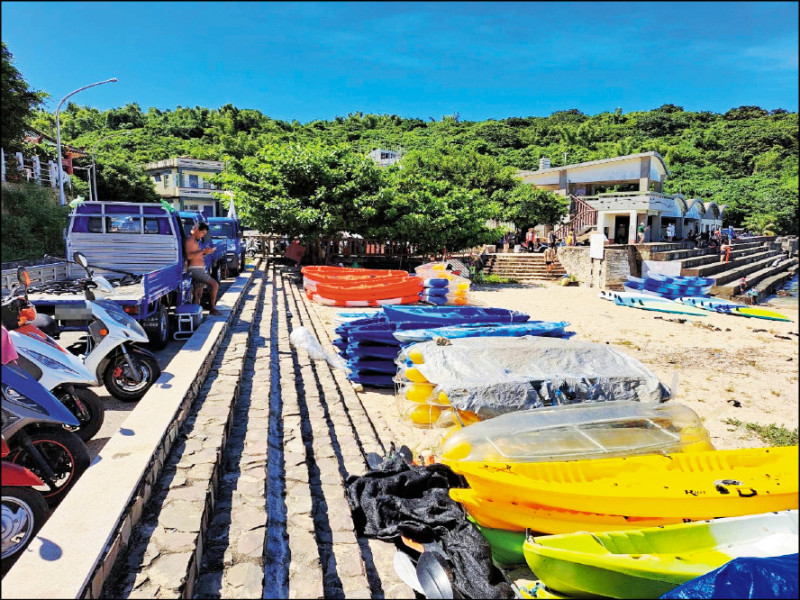 小琉球杉福沙灘遭擺放獨木舟等水上遊具，縣府強調不撤離就開罰。（屏縣府提供）