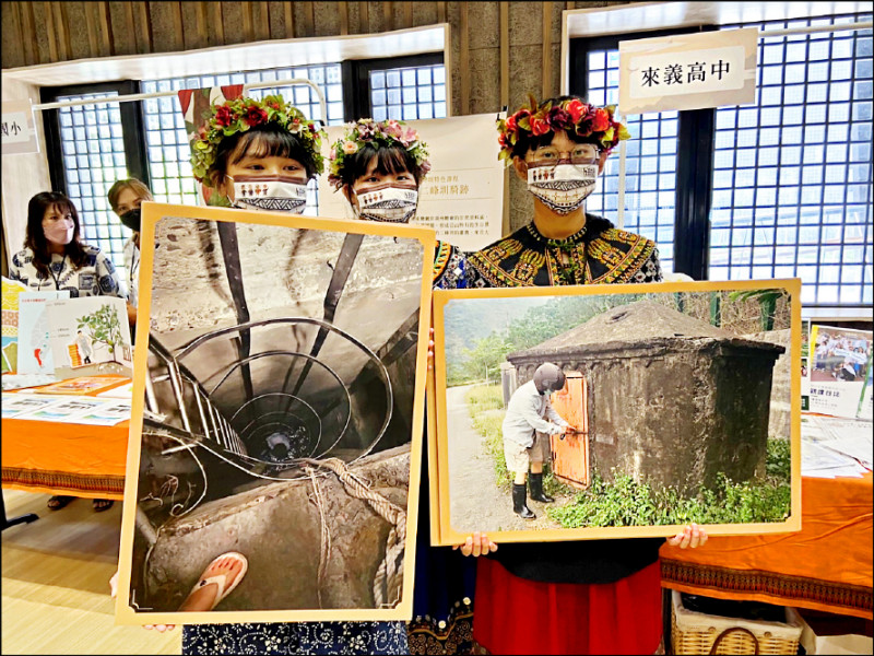 慶祝屏東縣來義鄉二峰圳百週年,鄰近學校發展二峰圳校本課程,昨天在縣府大禮堂舉行特色課程發表會,來義高中、來義國小及古樓國小學生,以深入淺出的圖文引領現場民眾穿越時空回到百年前,日本工程師鳥居信平及原住民部落族人的合作協力,打造出偉大水利工程的故事。(圖文:記者羅欣貞) 慶祝屏東縣來義鄉二峰圳百週年,鄰近學校發展二峰圳校本課程,昨天在縣府大禮堂舉行特色課程發表會,來義高中、來義國小及古樓國小學生,以深入淺出的圖文引領現場民眾穿越時空回到百年前,日本工程師鳥居信平及原住民部落族人的合作協力,打造出偉大水利工程的故事。(圖文:記者羅欣貞)