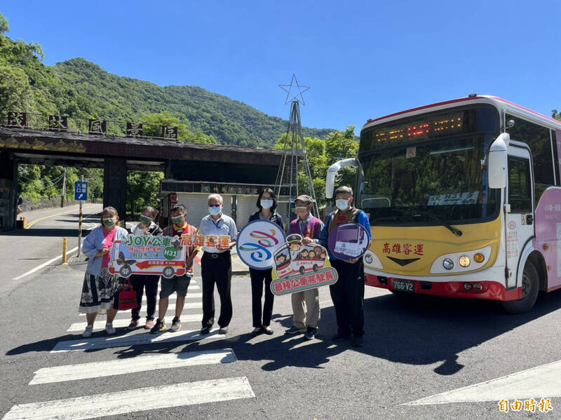 高雄首條原住民族語公車上路。（記者黃旭磊攝）