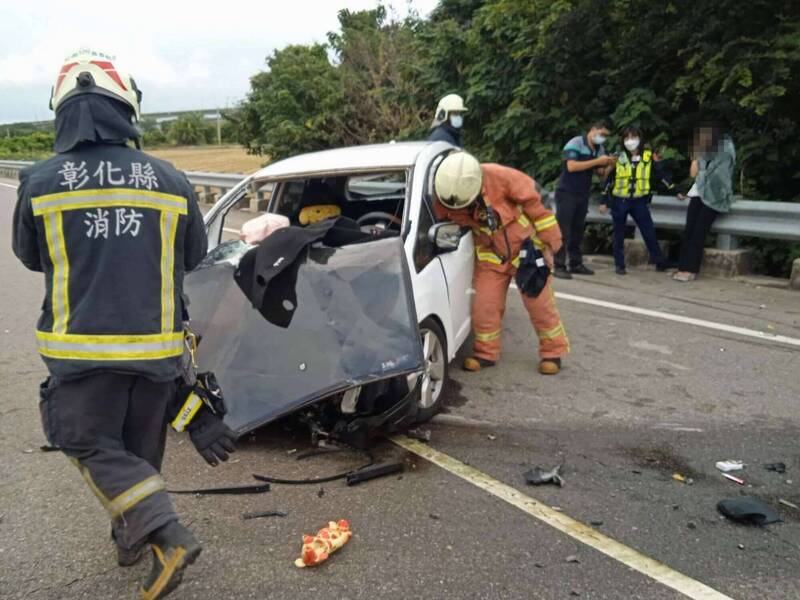 25歲正妹開車行經和美鎮嘉卿路時突然失控自撞護欄，車頭全毀，女子脫困後在路旁接受警員詢問，實施酒測超標。 （民眾提供）