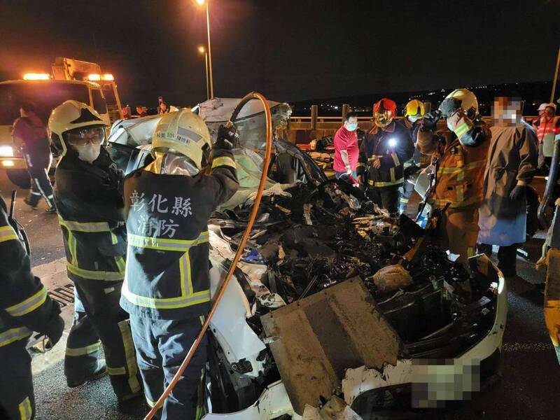 國道3號彰化和段今晚4車連環追撞，造成2傷1命危，消防人員出動破壞器材搶救受困乘客。（民眾提供）