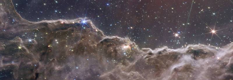 NASA最新釋出的韋伯太空望遠鏡照片中，這張結合了兩組照相機捕捉的影像，構築出前所未見的船底座星雲（Carina Nebula）「恆星形成區」影像。（美聯社）