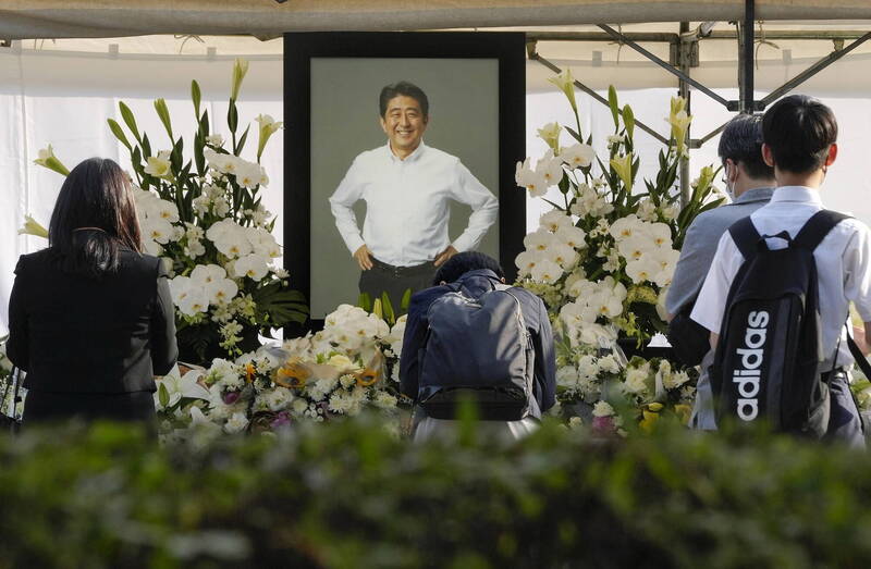 日本前首相安倍晋三8日遇袭身亡，11日晚间在东京增上寺举行守灵仪式。（欧新社）(photo:LTN)