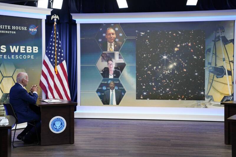 美國總統拜登11日在白宮舉行的美國航太總署簡報，與NASA署長等人談話，並公佈韋伯望遠鏡拍攝到「宇宙最深處」觀測照。（美聯社）