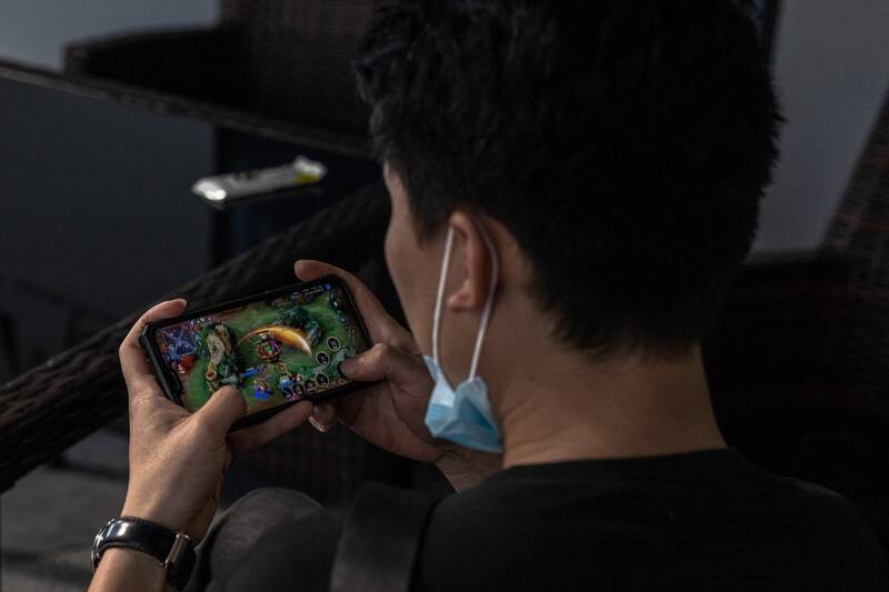 騰訊遊戲公布未成年人在暑假玩遊戲的時間,規定每人每週只能在星期五、六、日的晚上8時至9時之間登入,其餘時間均不能進遊戲,意即整個暑假合計只能玩21小時。(歐新社) 騰訊遊戲公布未成年人在暑假玩遊戲的時間,規定每人每週只能在星期五、六、日的晚上8時至9時之間登入,其餘時間均不能進遊戲,意即整個暑假合計只能玩21小時。(歐新社)