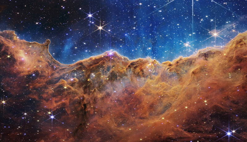 NASA最新釋出由韋伯太空望遠鏡拍攝到的船底座星雲（Carina Nebula）。（歐新社）
