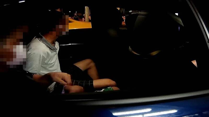 桃園市大樹派出所2名員警夜間巡邏發現違停車輛，上前規勸，逮到2名逃逸移工。（記者陳恩惠翻攝）