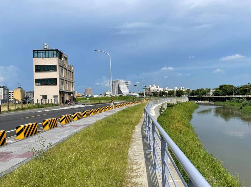 水利局重建鳳山溪河岸完工，恢復周邊道路通行。（市府提供）