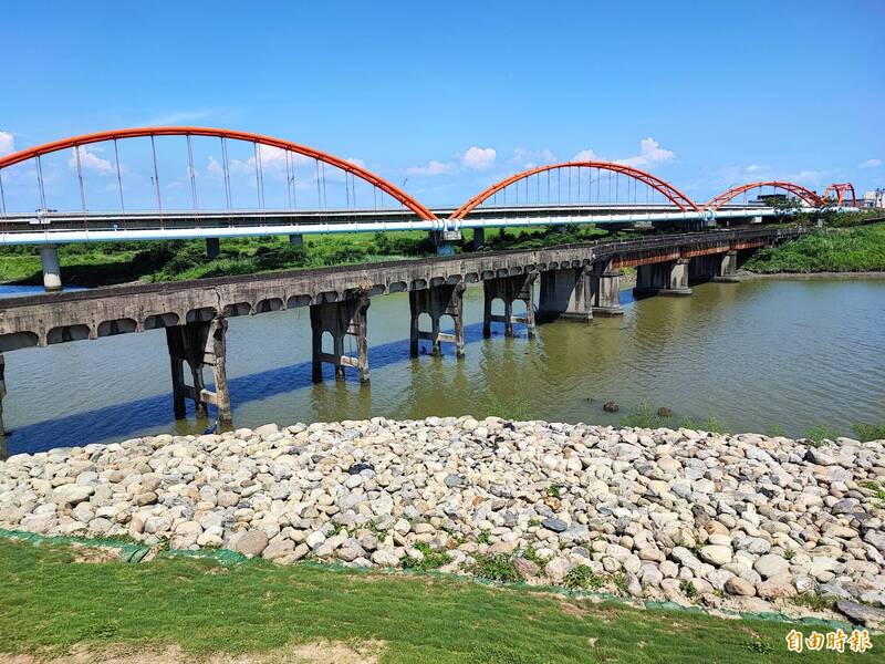 堤岸彩繪工程的地點,就在舊二層行公路橋旁。(記者吳俊鋒攝)