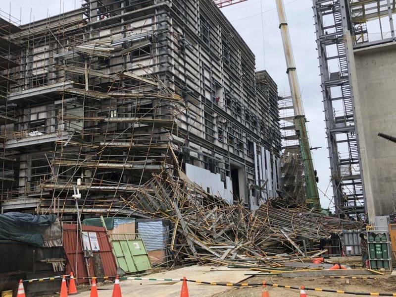 台電大潭電廠正進行8號機組等施工，上月13日發生鷹架倒塌壓傷6名工人意外，今天下午又傳出工人從8號機組工區高處墜地死亡事故。（圖為上月13日鷹架倒塌現場，資料照）