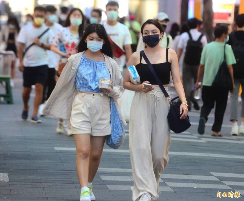 今大部分地方多雲到晴，西半部山區午後有局部熱對流雷雨，溫度持續偏高炎熱。（資料照）