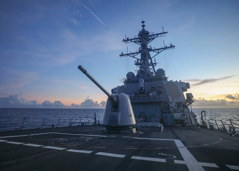 伯克級飛彈驅逐艦「班福特號」（USS Benfold DDG-65），今航行至西沙附近海域，執行「自由航行任務」任務。（圖擷自第七艦隊臉書）