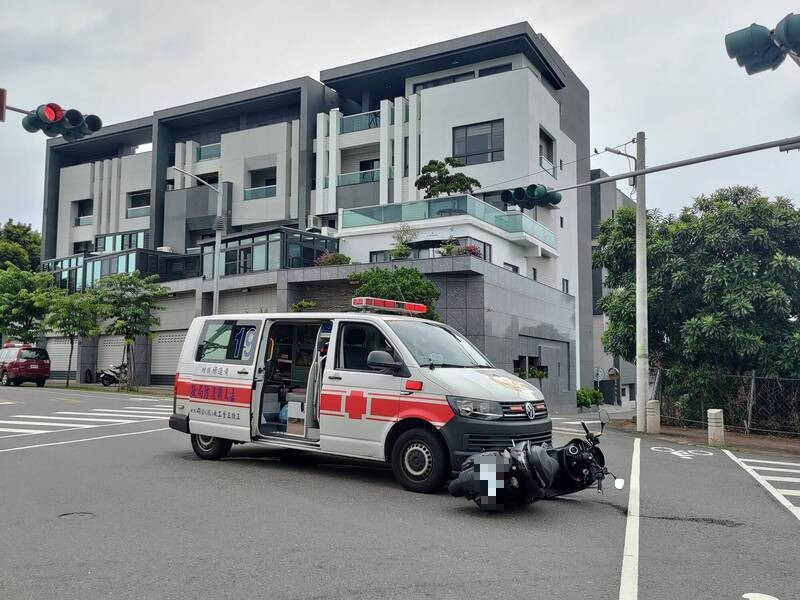 嘉義縣消防局番路分隊救護車，今天送兩名確診患者送醫時，與機車發生擦撞事故。（記者王善嬿攝）