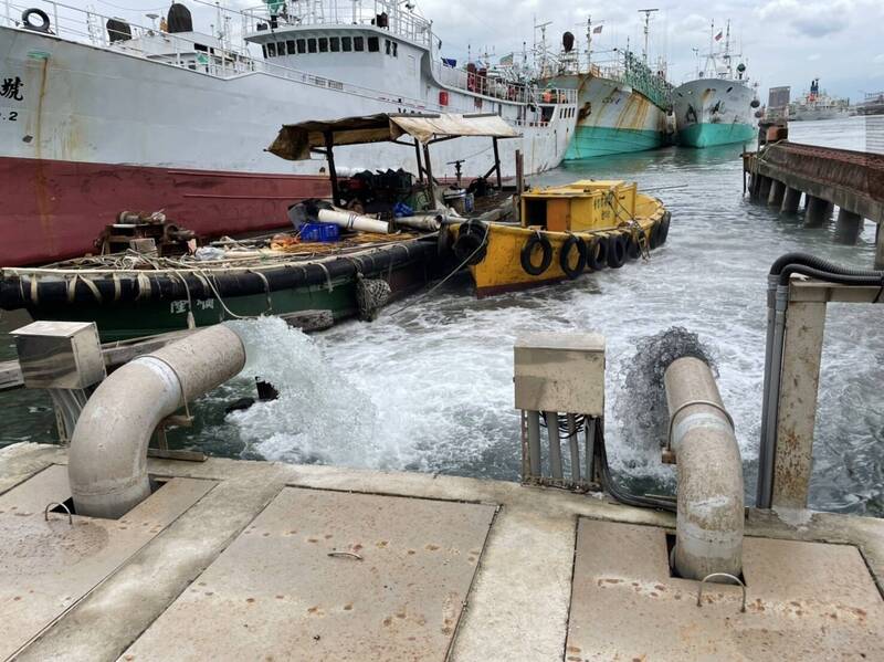 旗津聯興造船廠內抽水站抽水狀況。（記者蔡清華翻攝）