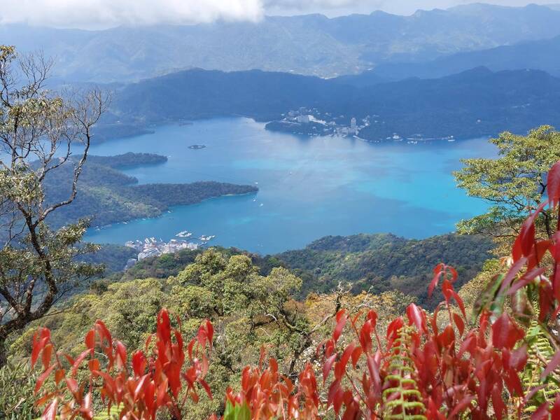 台北夏季旅展南投主題館佈置,以日月潭美麗的湖光山色發想設計。(資料照,記者張協昇攝) 台北夏季旅展南投主題館佈置,以日月潭美麗的湖光山色發想設計。(資料照,記者張協昇攝)