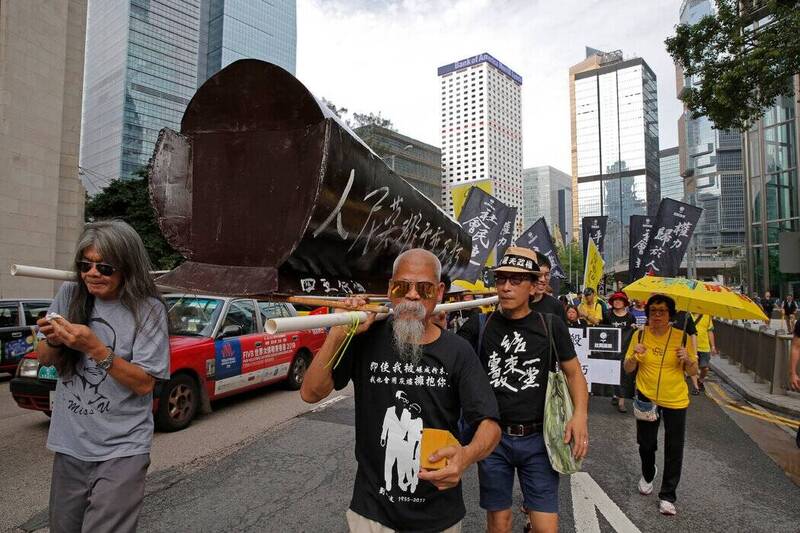 亲民主示威者古思尧（中）2019年时抬着一个假棺材，参加香港的示威活动。（美联社）(photo:LTN)