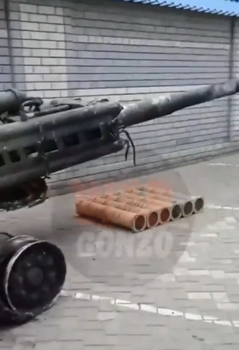 俄军佔领了卢甘斯克的一处乌克兰阵地后，掳获美国援助乌克兰的M777榴弹砲。（图撷取自推特）(photo:LTN)