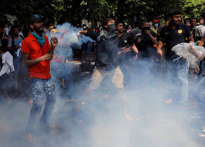 斯里兰卡示威群众13日在总理办公室外抗议，警方使用催泪瓦斯驱赶，过程中致1人死亡。（路透）(photo:LTN)