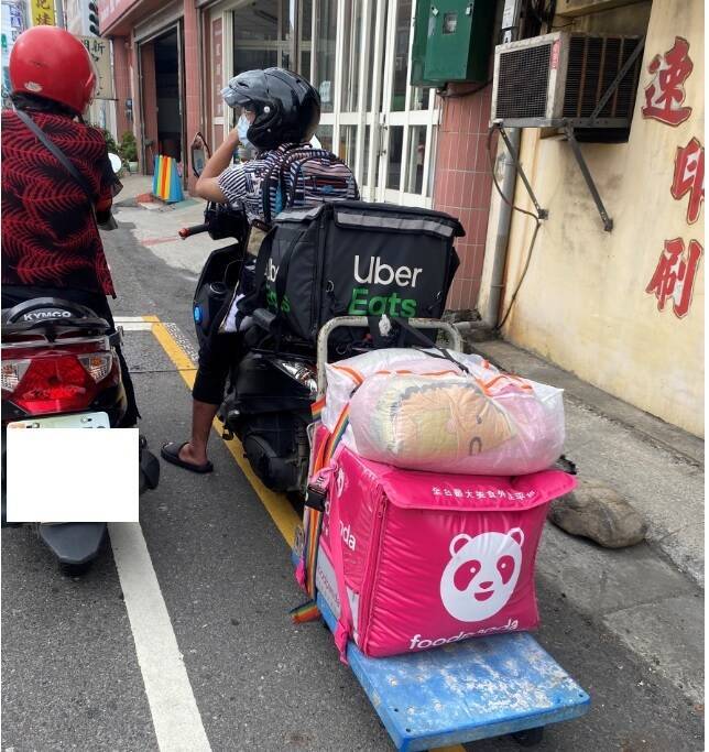 外送員除了機車上的外送箱，還加掛手推車，再多放一個外送箱。（民眾提供）