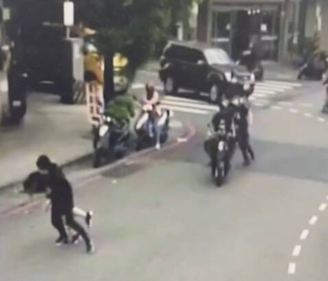 高手在民間！嫌犯衝過來 路人「大外割」放倒