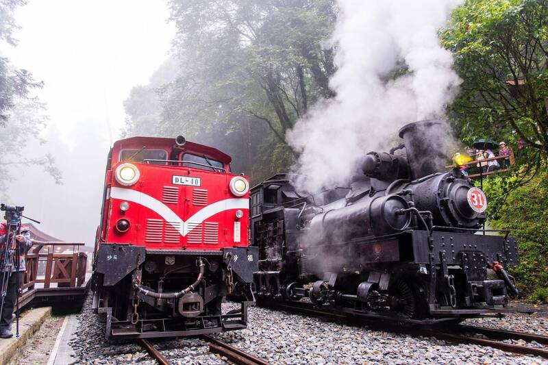 祝賀神木車站啟用 蒸汽火車、柴油機關車同框鳴笛
