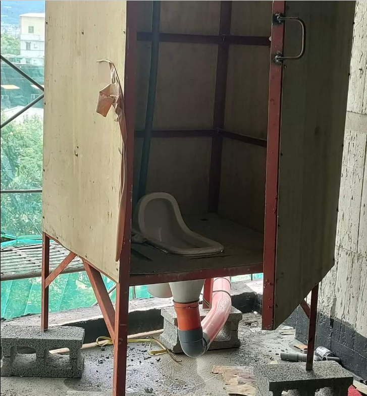 膽顫心驚的工地廁所！網直呼︰怕跟黃金一起墜落