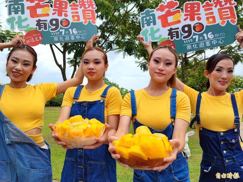 南化芒果節熱鬧登場,推出結合地方特產的黑糖芒果剉冰與蜂蜜芒果剉冰。(記者吳俊鋒攝) 南化芒果節熱鬧登場,推出結合地方特產的黑糖芒果剉冰與蜂蜜芒果剉冰。(記者吳俊鋒攝)