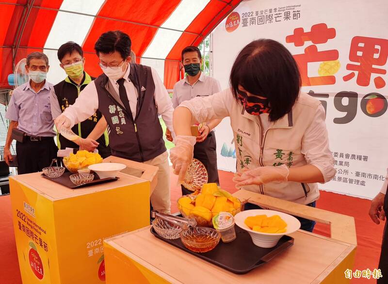 南化芒果節熱鬧登場,推出結合地方特產的黑糖芒果剉冰與蜂蜜芒果剉冰。(記者吳俊鋒攝) 南化芒果節熱鬧登場,推出結合地方特產的黑糖芒果剉冰與蜂蜜芒果剉冰。(記者吳俊鋒攝)