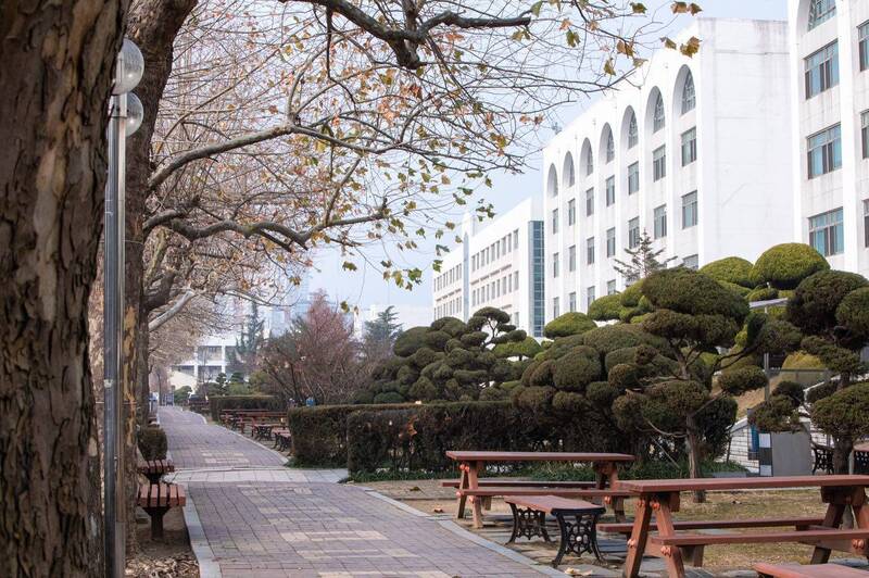 南韩仁荷大学1名女大生裸体坠楼惨死，警方怀疑是遭男学生性侵后推下楼。仁荷大学校园一景。（图撷自仁荷大学脸书）(photo:LTN)