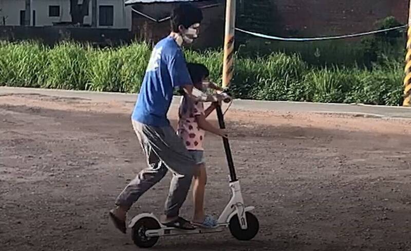 陳父帶著女兒騎滑板車卻在鹿港溪親水廊道摔倒噴飛，父女都心有餘悸。（記者劉曉欣翻攝）