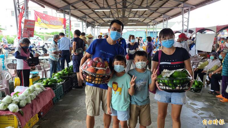 台南國際芒果節系列活動之一，「大內芒果市集展售活動」祭出買百折50元，吸引民眾整籃選購。（記者劉婉君攝）