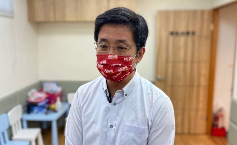 民進黨基隆市長參選人蔡適應表示，基隆港務分公司、船舶代理均向台電表達，第四次環評初審會議的東移方案，要確保航行安全，應提出更好的配套措施。（圖為蔡適應辦公室提供）